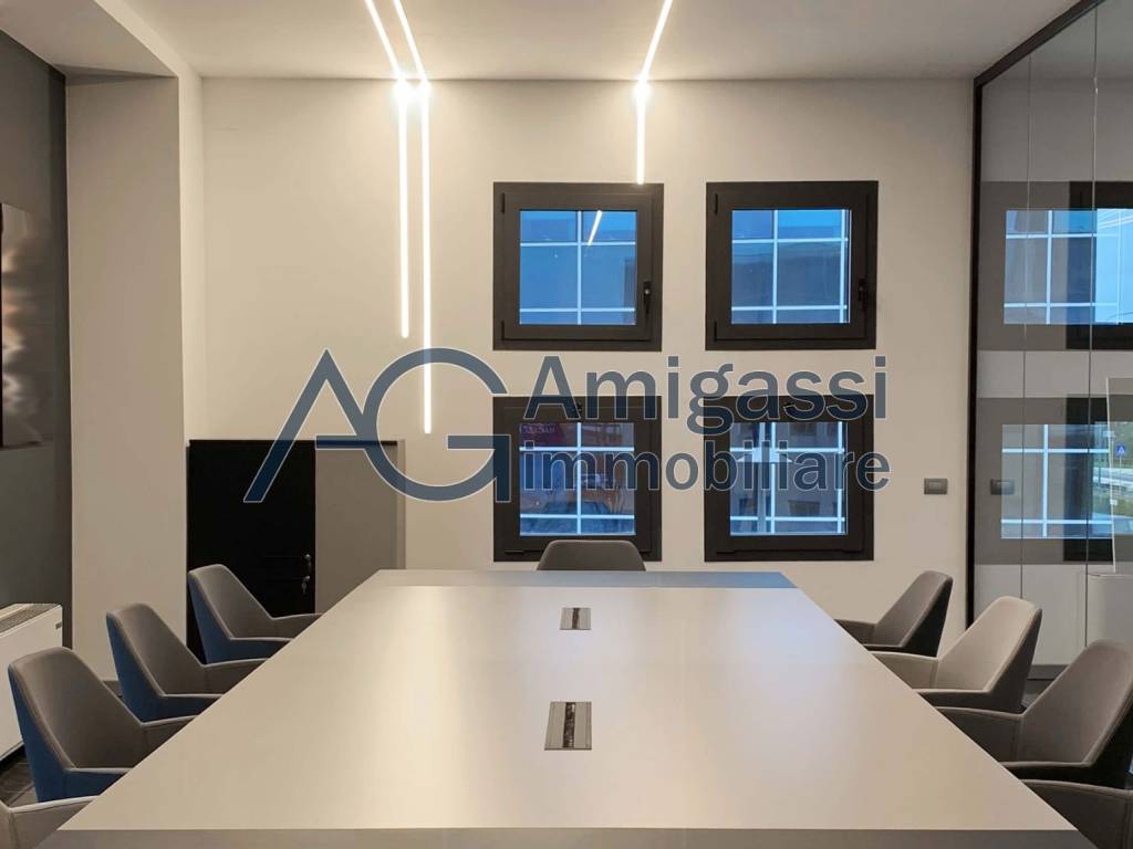 ufficio in vendita ad Azzano San Paolo