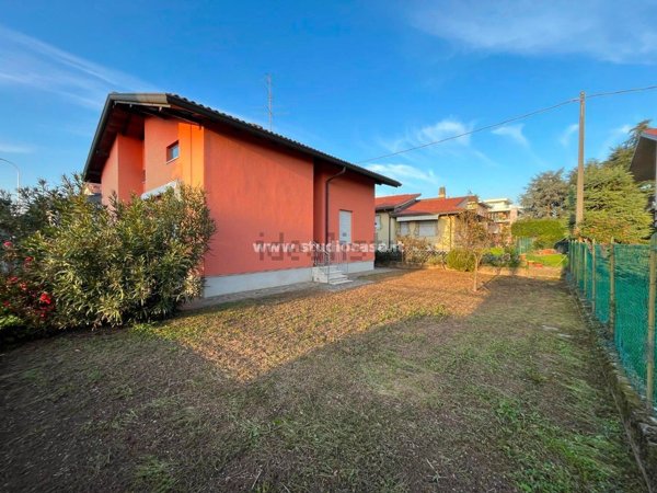 casa indipendente in vendita ad Azzano San Paolo