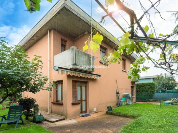 casa indipendente in vendita ad Azzano San Paolo