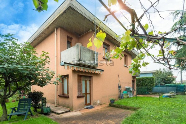 pentavano in vendita ad Azzano San Paolo