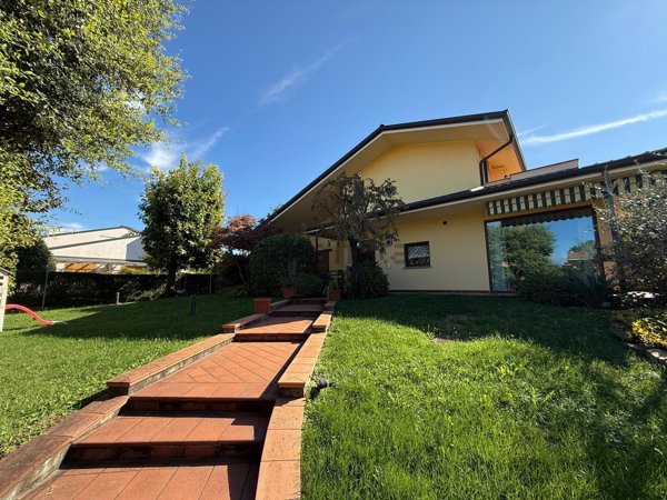 casa indipendente in vendita ad Azzano San Paolo