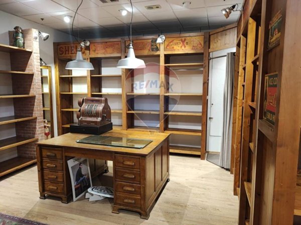 negozio in vendita ad Azzano San Paolo