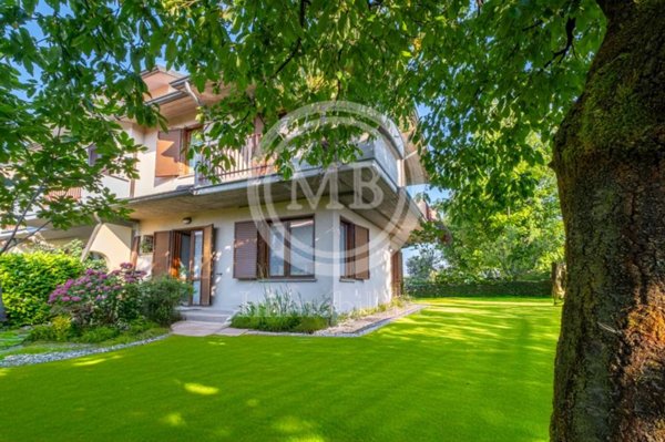 casa indipendente in vendita ad Azzano San Paolo