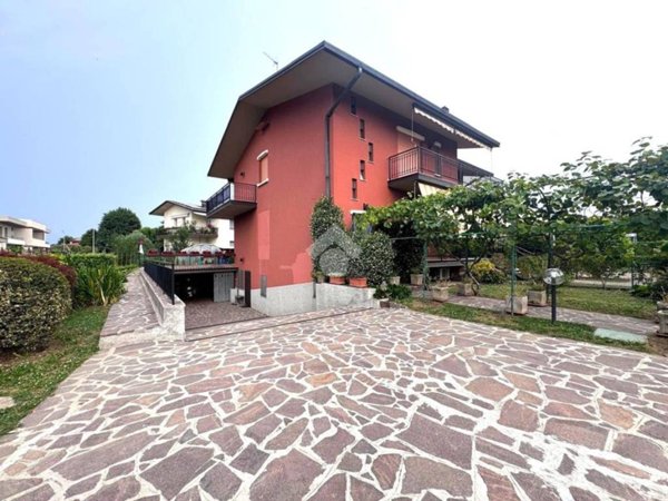 casa indipendente in vendita ad Azzano San Paolo