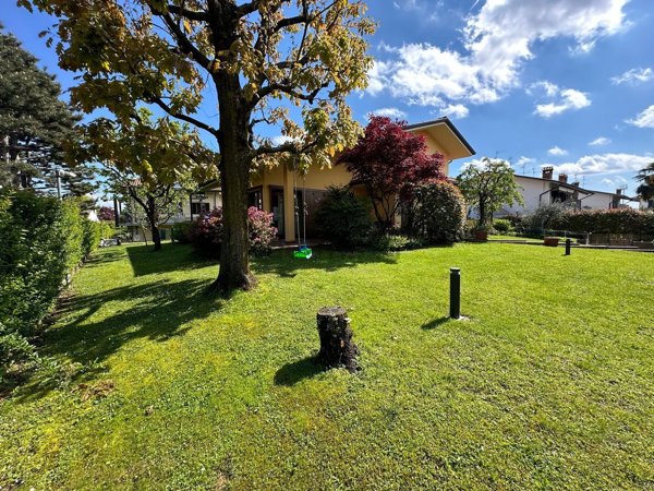 casa indipendente in vendita ad Azzano San Paolo