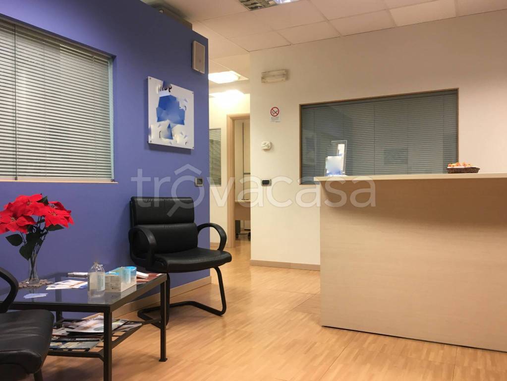 ufficio in vendita ad Azzano San Paolo