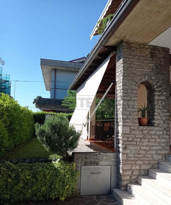 casa indipendente in vendita ad Azzano San Paolo
