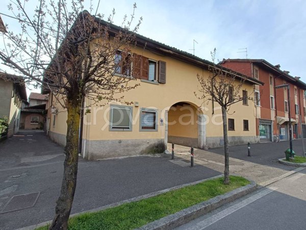 casa indipendente in vendita ad Azzano San Paolo