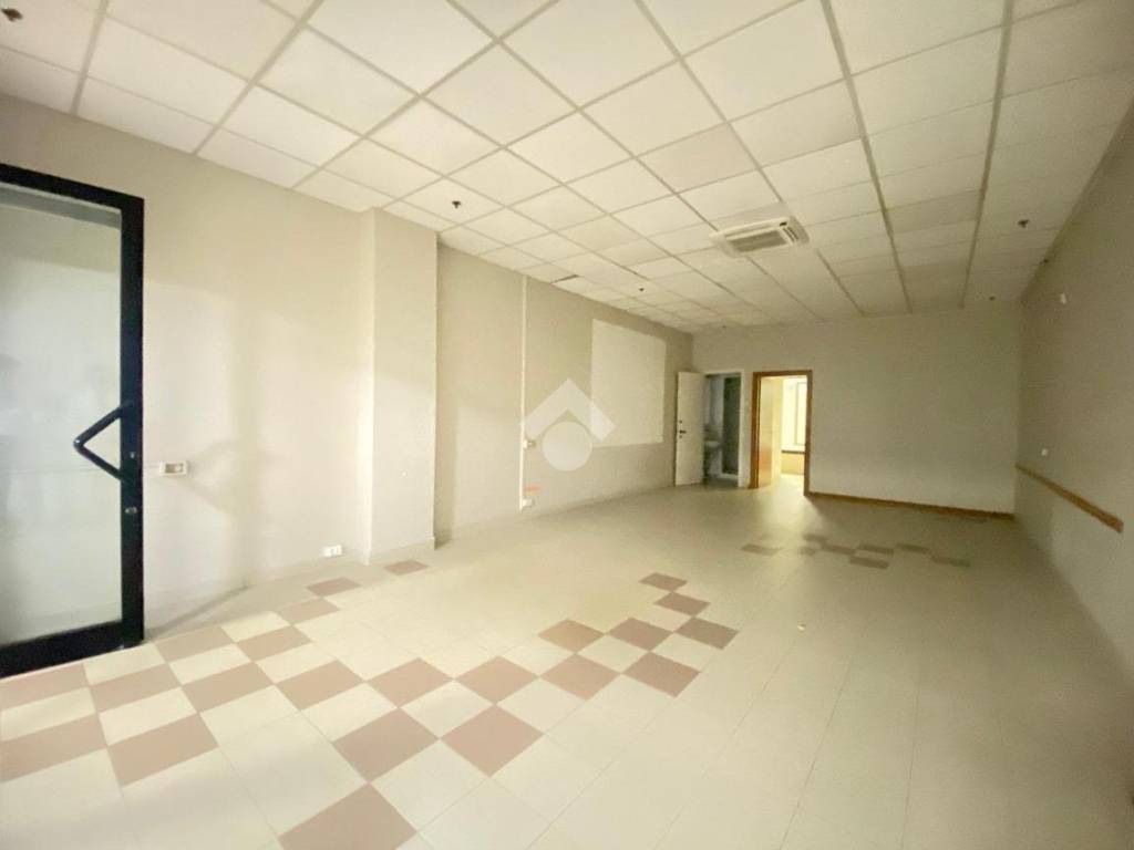 negozio in vendita ad Azzano San Paolo