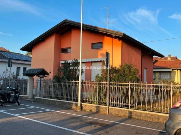 casa indipendente in vendita ad Azzano San Paolo
