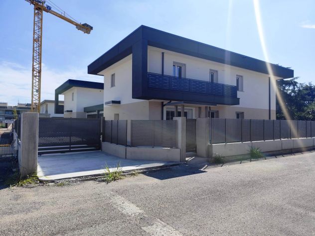 casa indipendente in vendita ad Azzano San Paolo