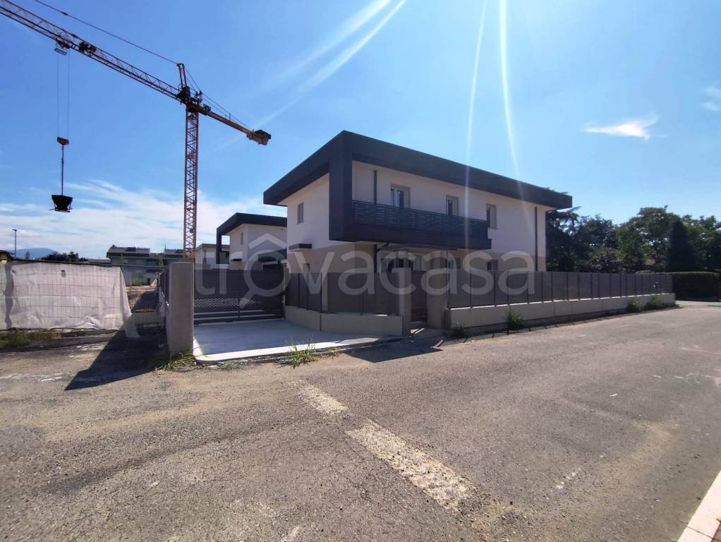 casa indipendente in vendita ad Azzano San Paolo