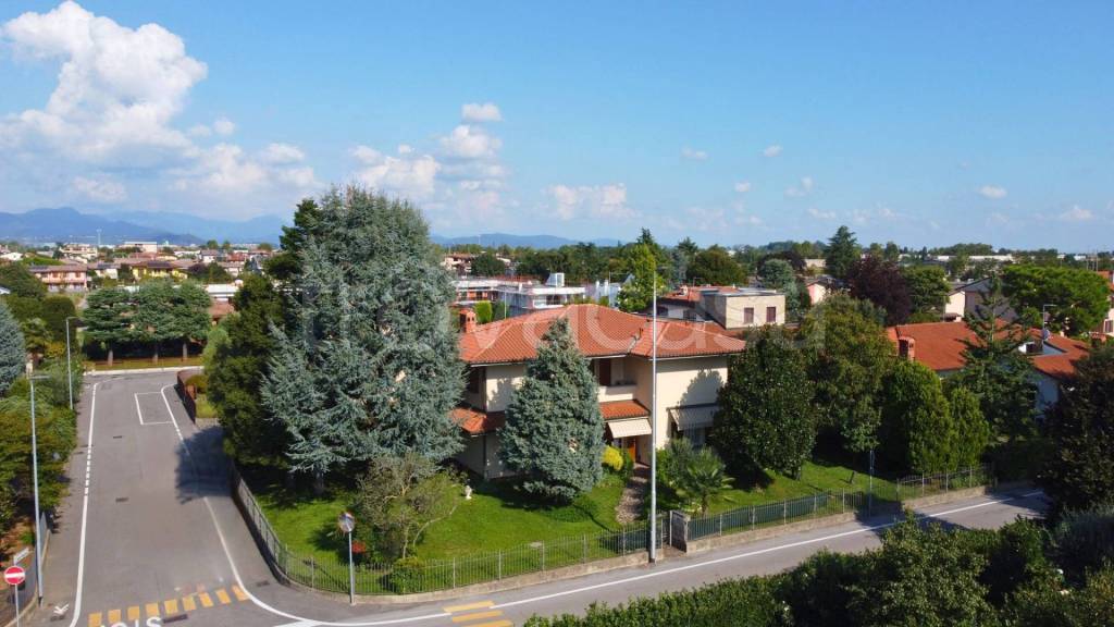 casa indipendente in vendita ad Azzano San Paolo