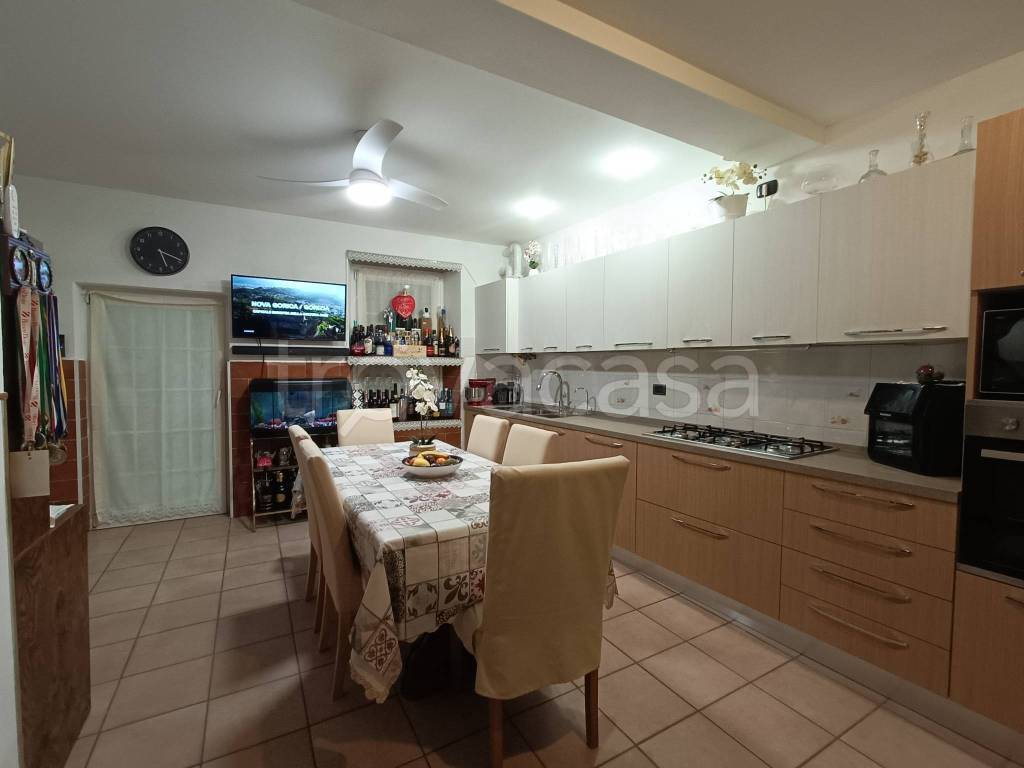 casa indipendente in vendita ad Azzano San Paolo