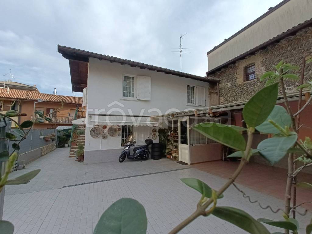 casa indipendente in vendita ad Azzano San Paolo