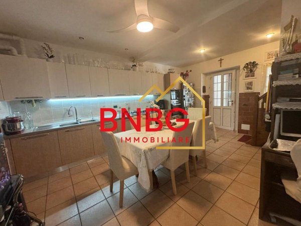 casa indipendente in vendita ad Azzano San Paolo