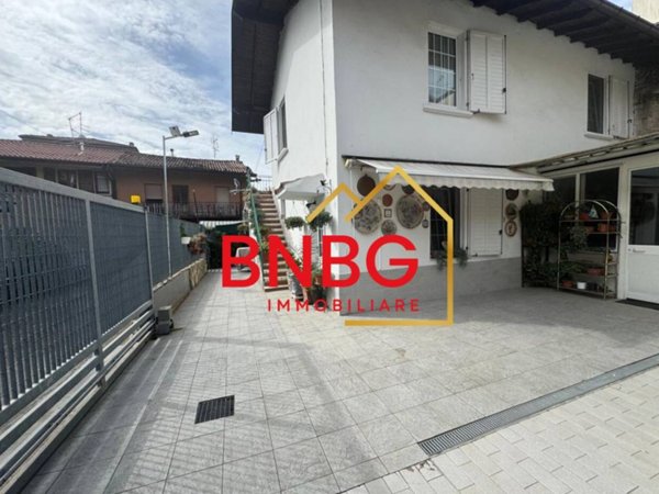 casa indipendente in vendita ad Azzano San Paolo