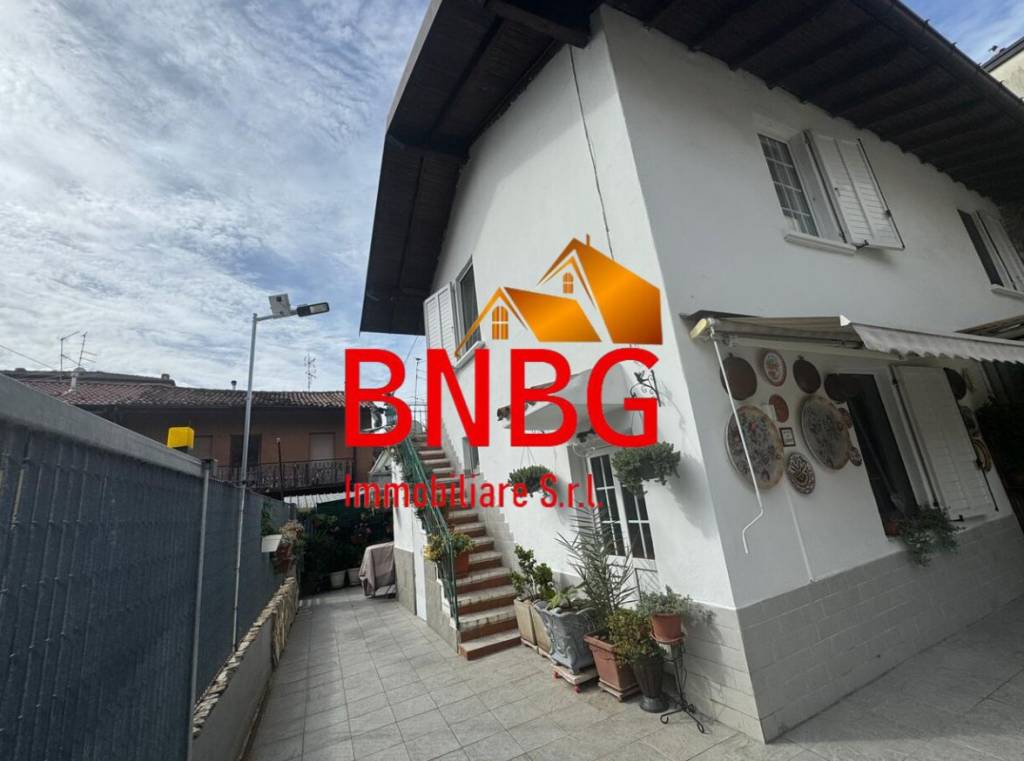 casa indipendente in vendita ad Azzano San Paolo