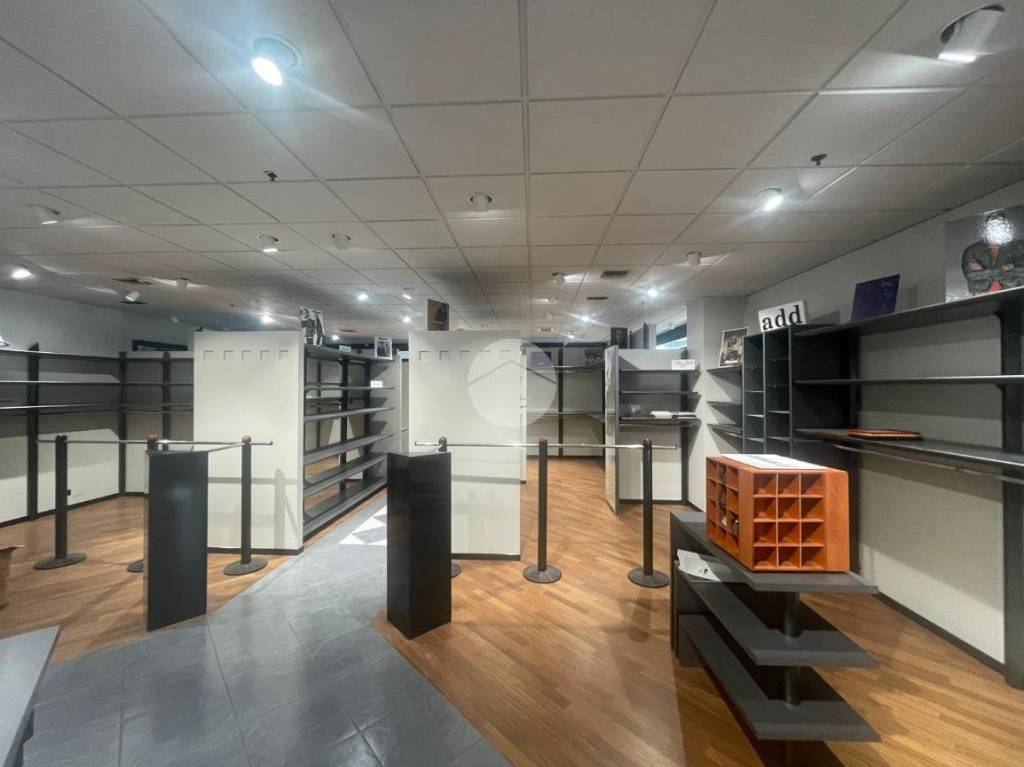 negozio in vendita ad Azzano San Paolo