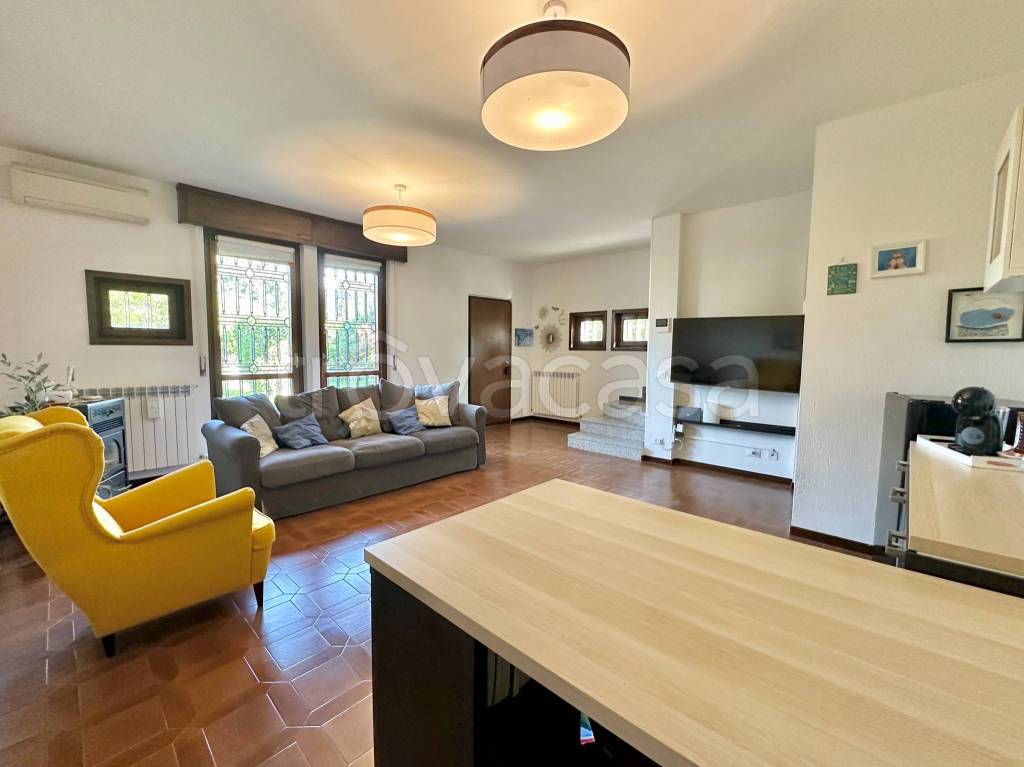 casa indipendente in vendita ad Azzano San Paolo