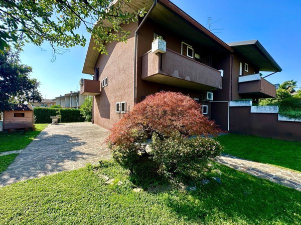 casa indipendente in vendita ad Azzano San Paolo