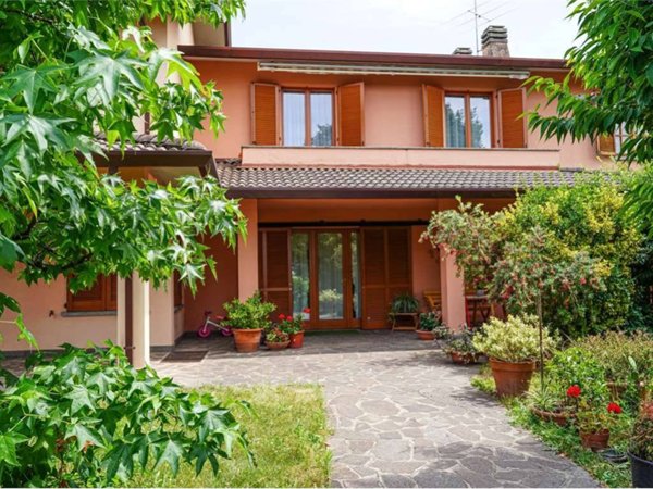 casa indipendente in vendita ad Azzano San Paolo