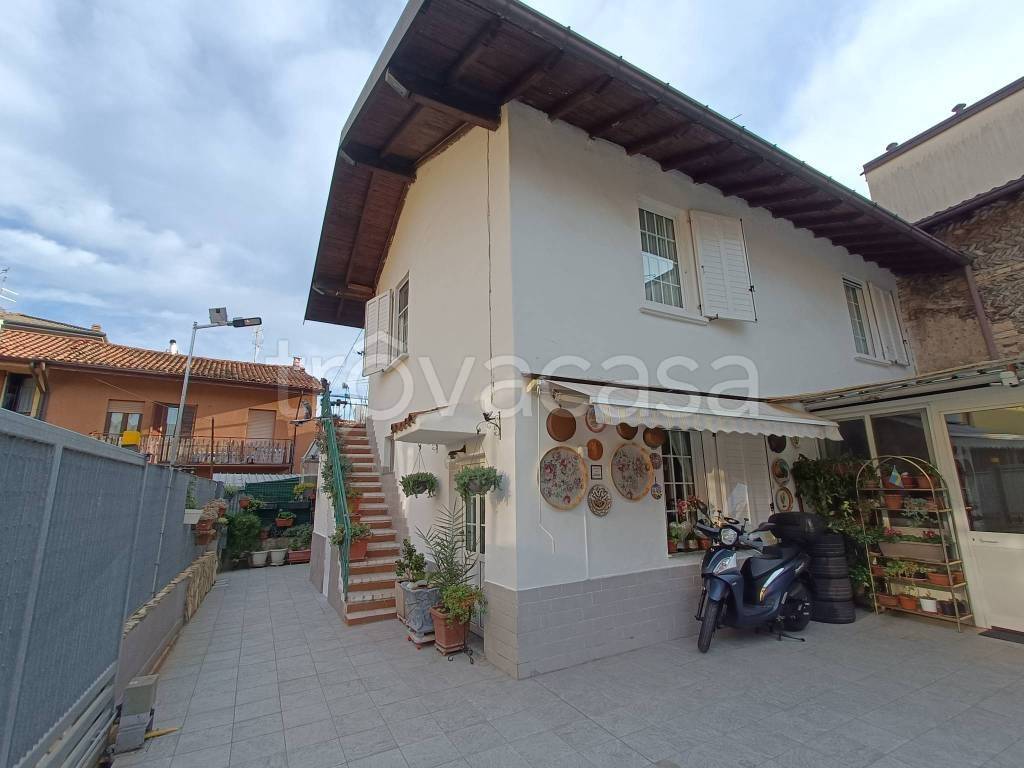 casa indipendente in vendita ad Azzano San Paolo