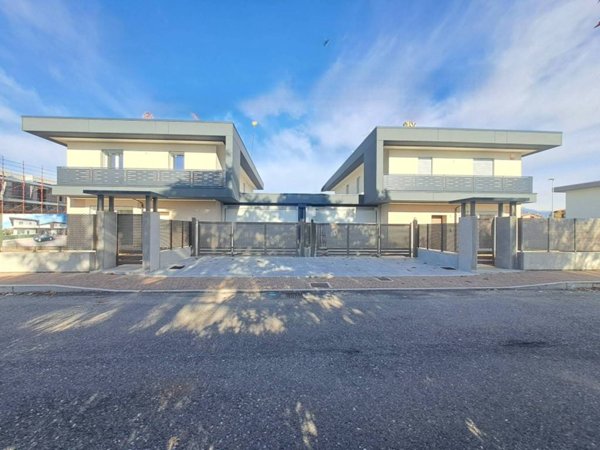 casa indipendente in vendita ad Azzano San Paolo