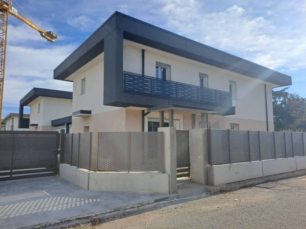 casa indipendente in vendita ad Azzano San Paolo