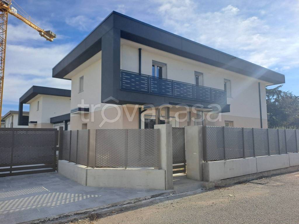 casa indipendente in vendita ad Azzano San Paolo