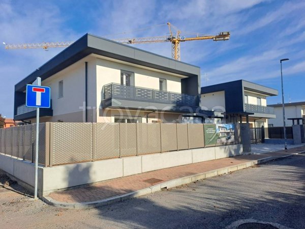 casa indipendente in vendita ad Azzano San Paolo