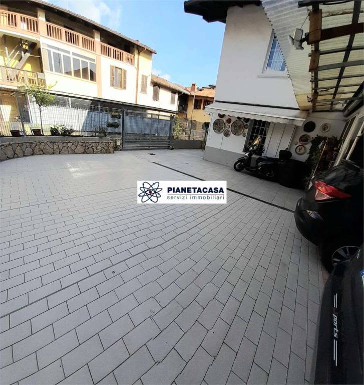 casa indipendente in vendita ad Azzano San Paolo