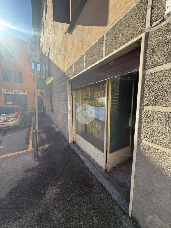 negozio in vendita ad Azzano San Paolo