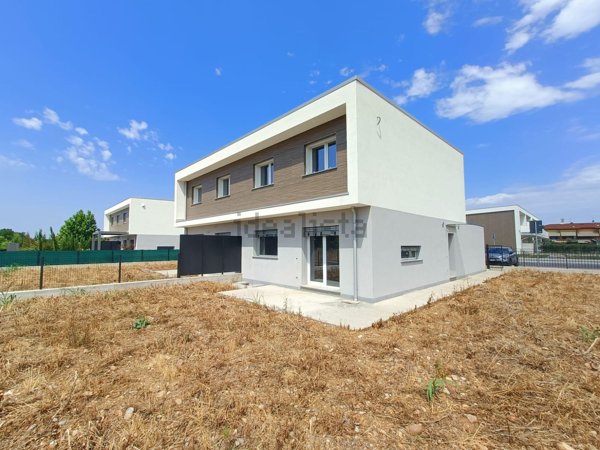 casa indipendente in vendita ad Azzano San Paolo