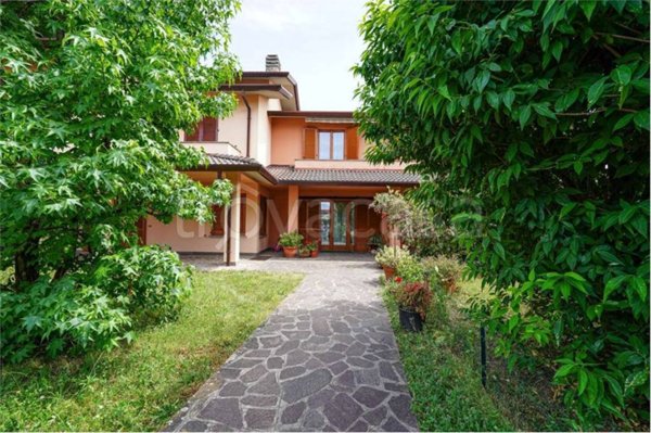 casa indipendente in vendita ad Azzano San Paolo