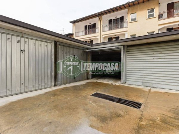 locale commerciale in vendita ad Azzano San Paolo