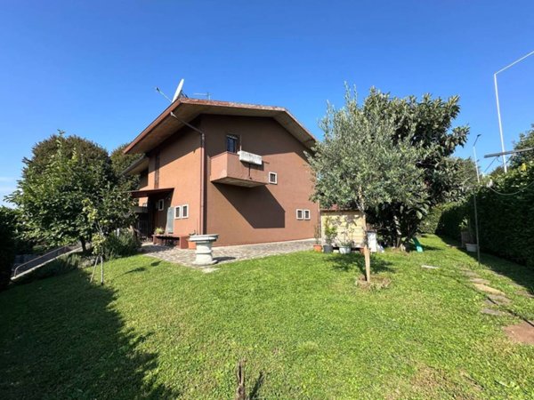 casa indipendente in vendita ad Azzano San Paolo