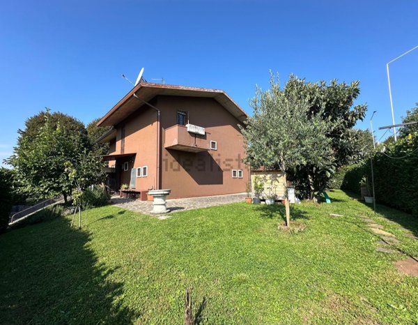 casa indipendente in vendita ad Azzano San Paolo