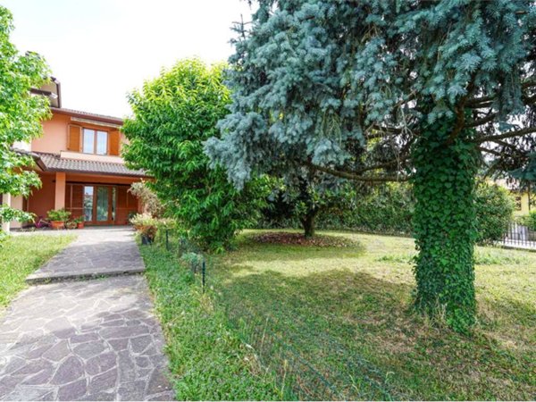 casa indipendente in vendita ad Azzano San Paolo