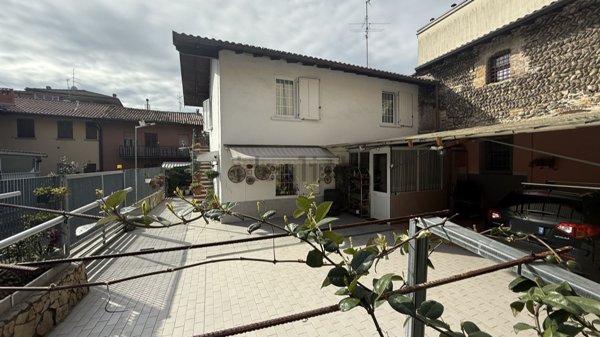 casa indipendente in vendita ad Azzano San Paolo