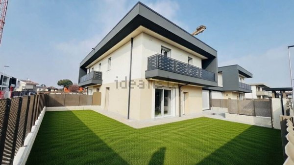 casa indipendente in vendita ad Azzano San Paolo