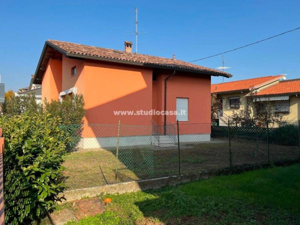 casa indipendente in vendita ad Azzano San Paolo