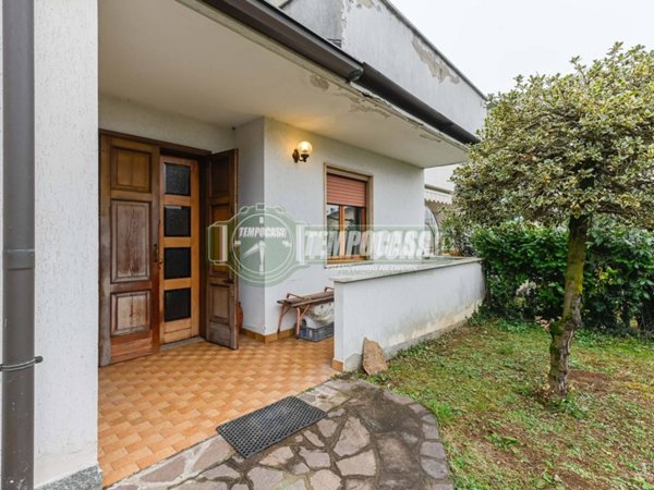 casa indipendente in vendita ad Azzano San Paolo