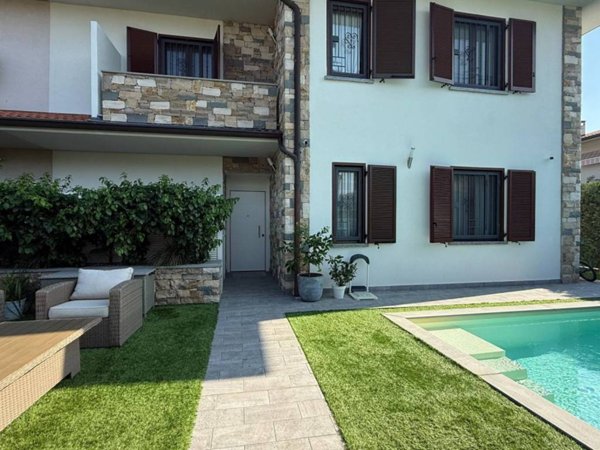 casa indipendente in vendita ad Azzano San Paolo