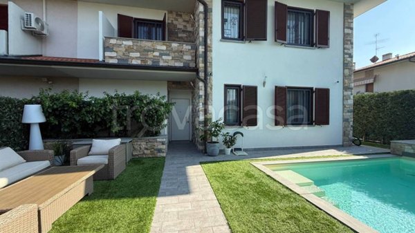 casa indipendente in vendita ad Azzano San Paolo