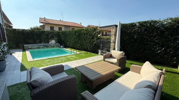 casa indipendente in vendita ad Azzano San Paolo