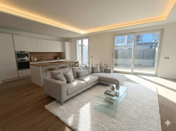 casa indipendente in vendita ad Azzano San Paolo