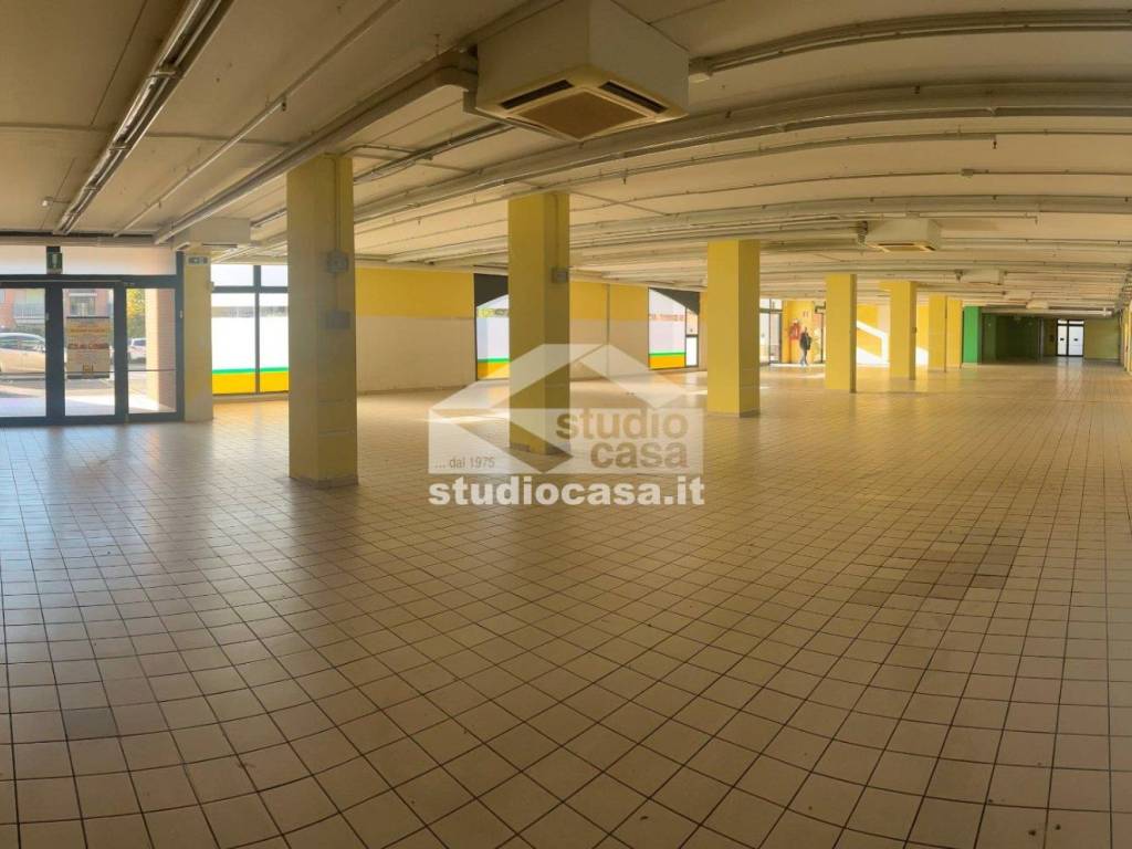 negozio in vendita ad Azzano San Paolo