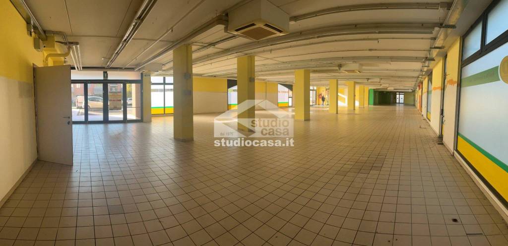 negozio in vendita ad Azzano San Paolo
