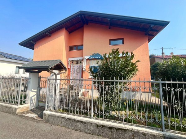 casa indipendente in vendita ad Azzano San Paolo